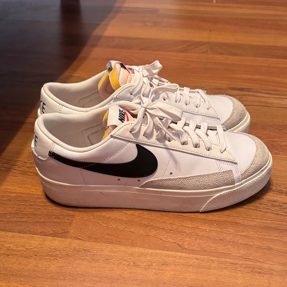 Nike White and Black Sneakers